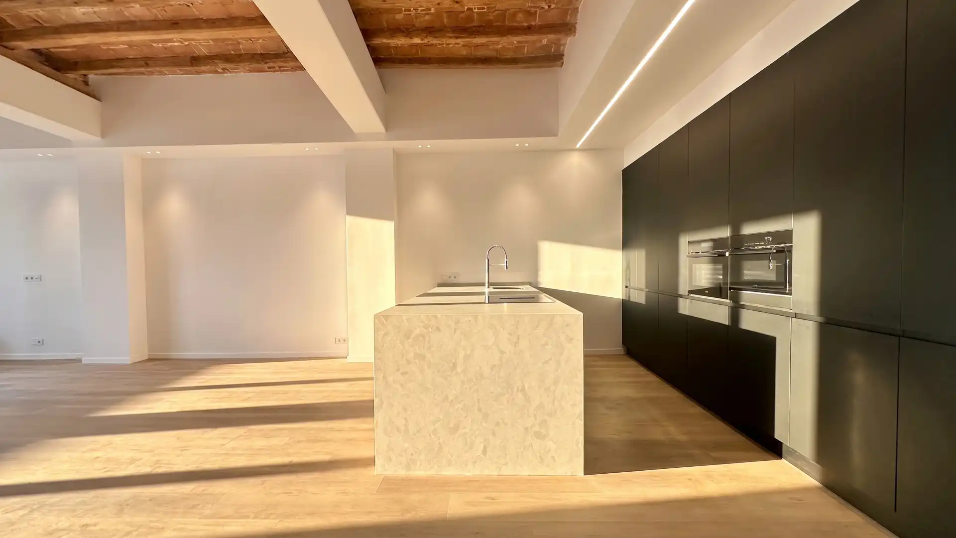 Appartamento con terrazza in vendita a Raval de Martí Folguera 51, imagen 2