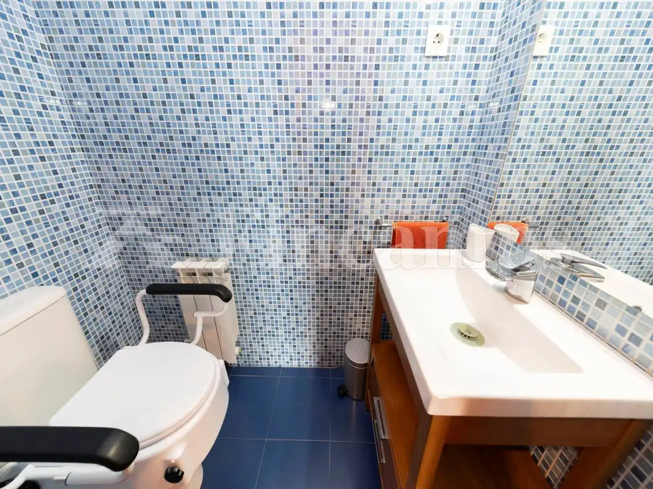 Bathroom of Attic for sale in Terrassa  with Air Conditioner, Heating and Parquet flooring