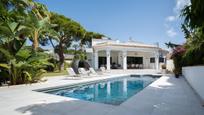 Jardí de Casa o xalet en venda en Marbella amb Aire condicionat i Piscina