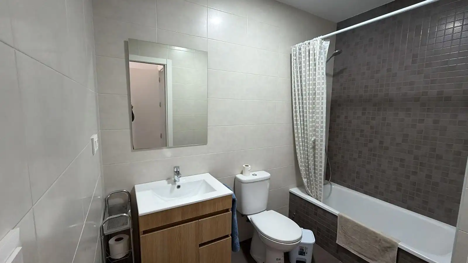 Baño de Piso en venta en Elche / Elx con Aire acondicionado, Terraza y Amueblado