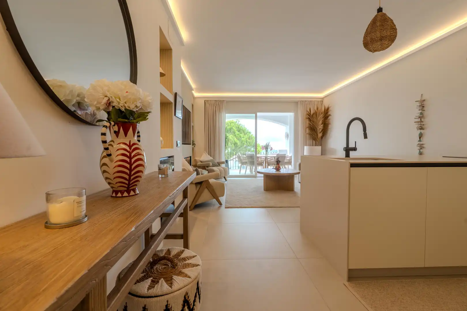 Sala de estar de Apartamento de alquiler en Benahavís con Aire acondicionado, Terraza y Piscina