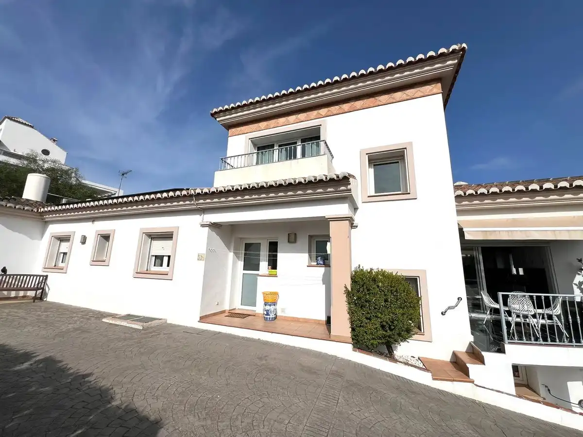 Vista exterior de Casa o xalet en venda en Mijas amb Aire condicionat, Calefacció i Jardí privat