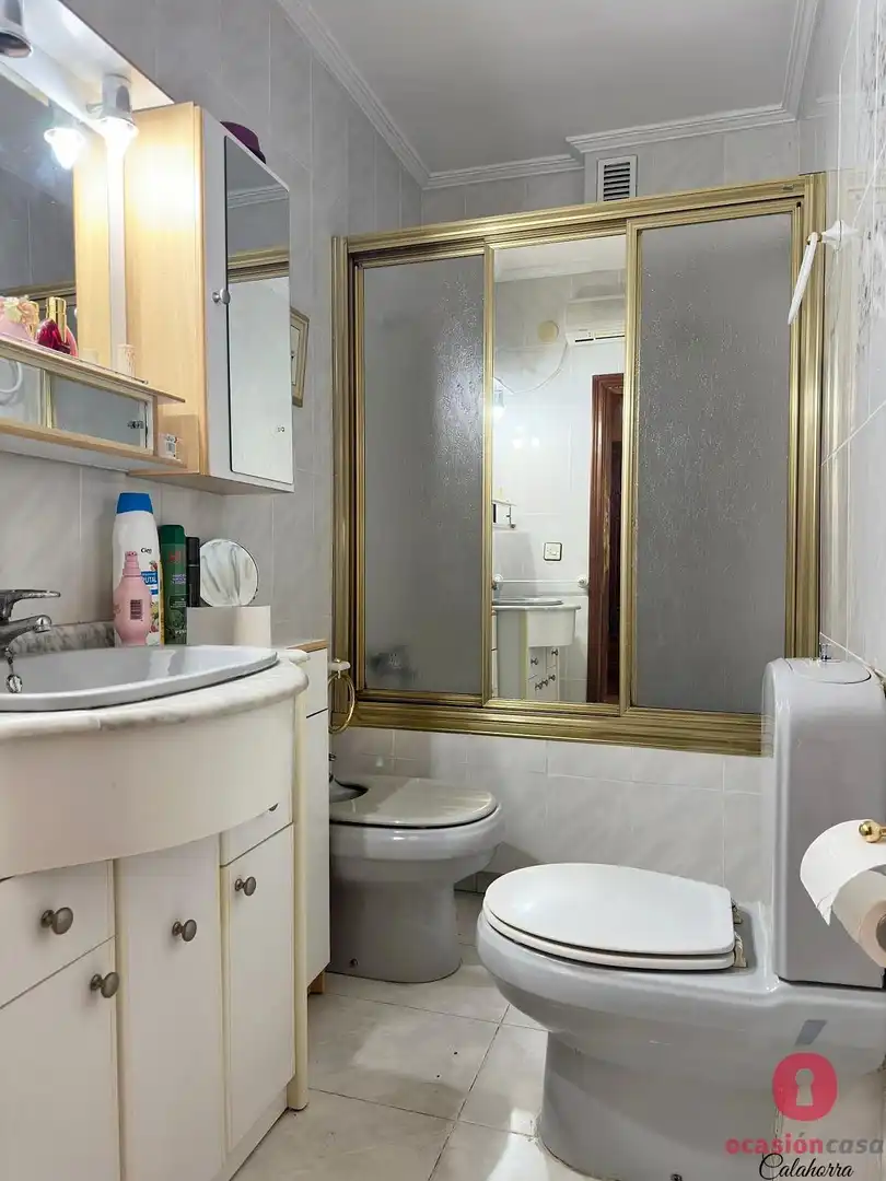 Bathroom of Flat for sale in Córdoba  with Air Conditioner, Heating and Terrace