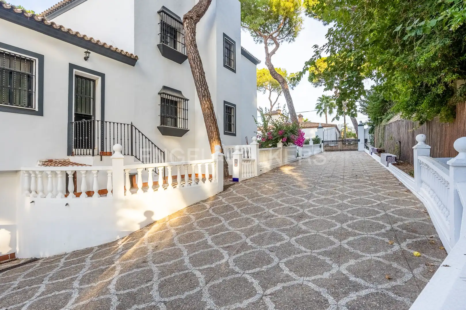Vista exterior de Casa o xalet en venda en Alcalá de Guadaira amb Calefacció, Jardí privat i Terrassa