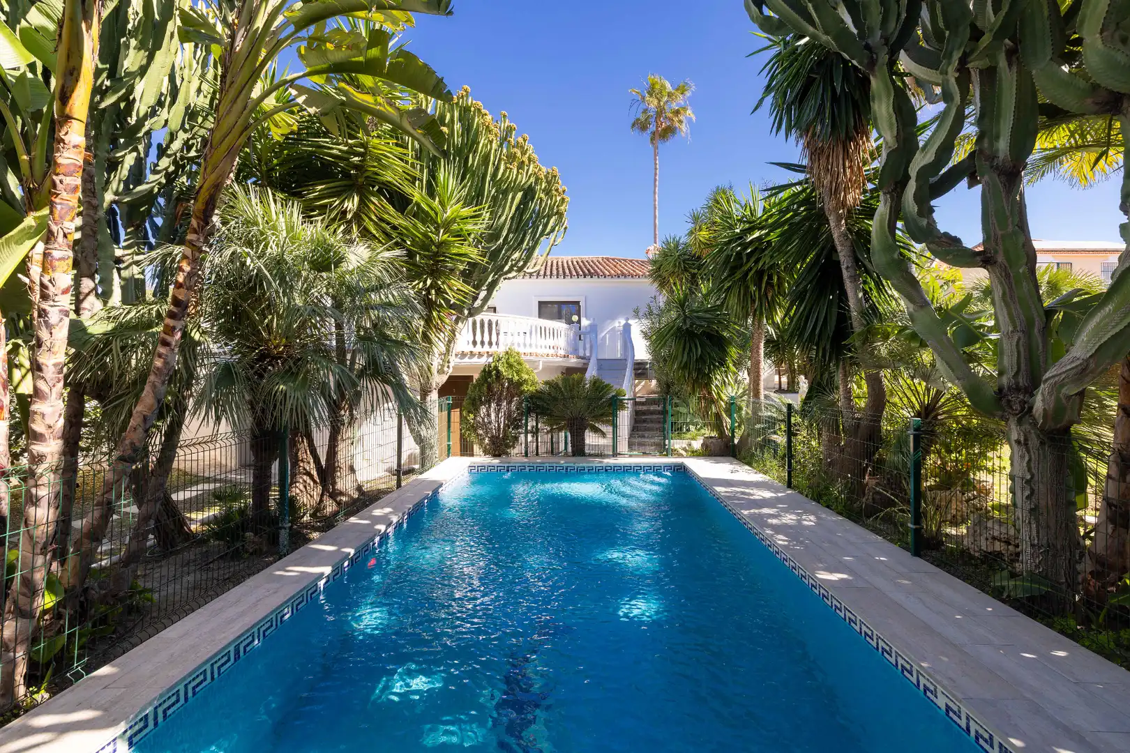 Piscina de Casa o xalet en venda en Marbella amb Aire condicionat, Calefacció i Jardí privat