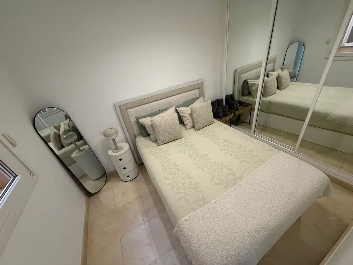 Dormitori de Apartament de lloguer en Madrid amb Calefacció, Moblat i Forn