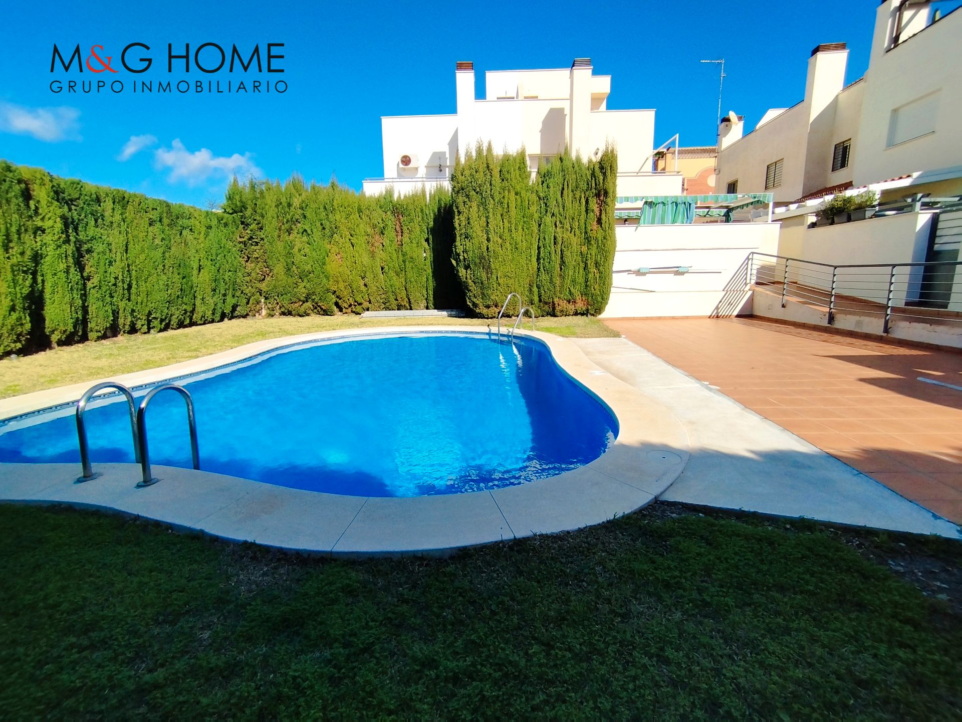 Piscina de Casa adosada en venda en Vélez-Málaga amb Terrassa, Moblat i Piscina comunitària