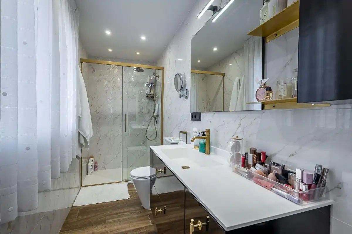 Badezimmer von Haus oder Chalet zum Verkauf in Peligros mit Klimaanlage, Heizung und Terrasse
