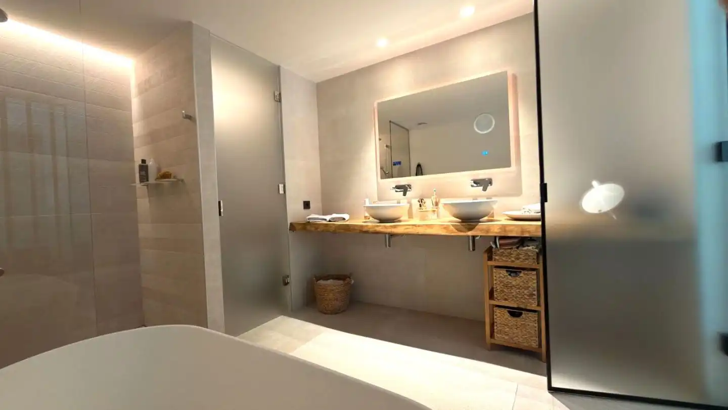 Badezimmer von Wohnung zum Verkauf in Sotogrande mit Klimaanlage, Heizung und Privatgarten