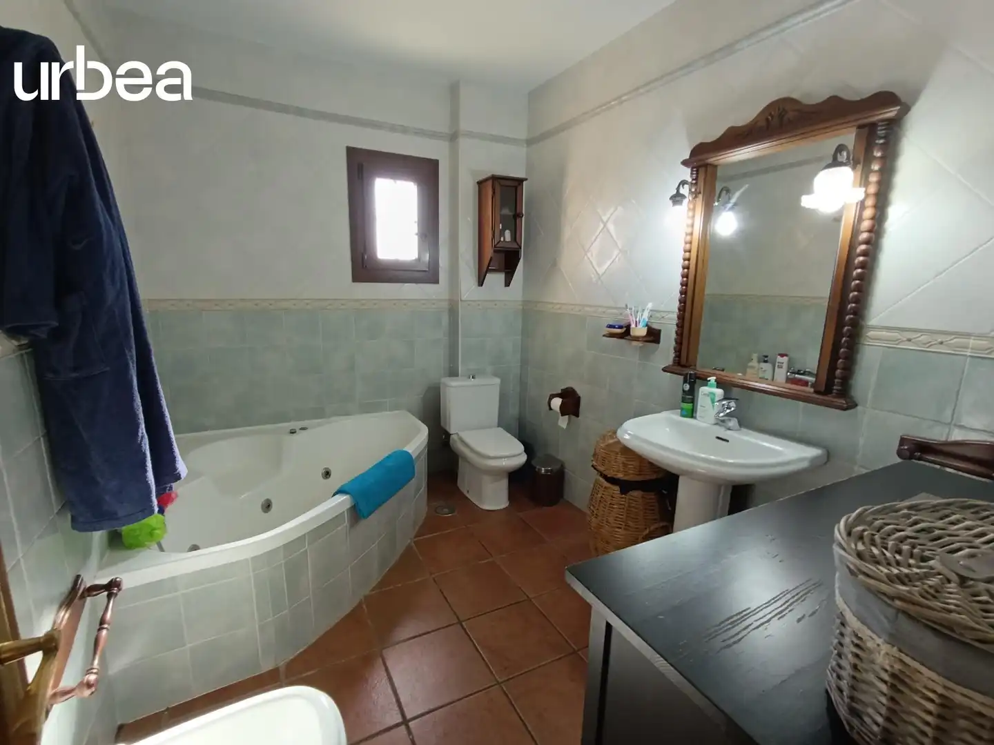 Bany de Casa adosada en venda en Pizarra amb Aire condicionat, Terrassa i Jacuzzi