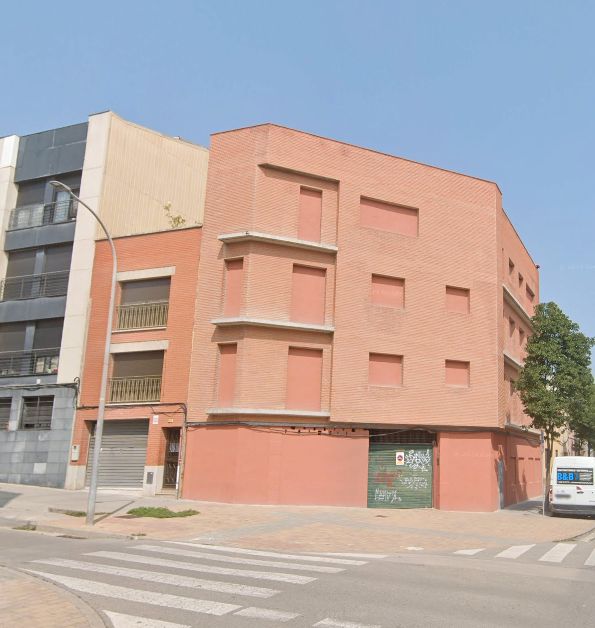 Vista exterior de Edifici en venda en Terrassa amb Alarma