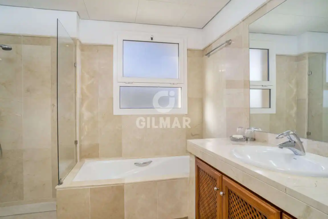 Badezimmer von Maisonette zum Verkauf in Sotogrande mit Heizung, Abstellraum und Schwimmbad