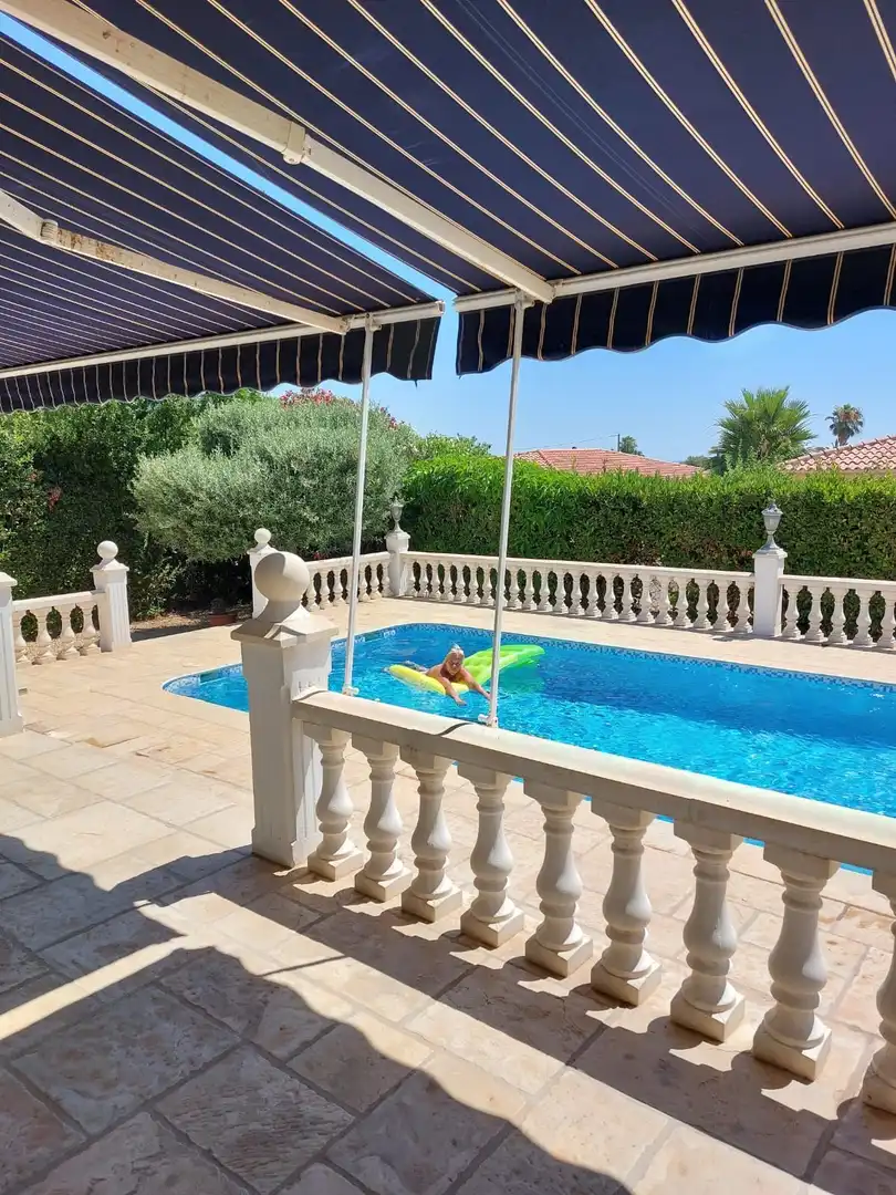 Schwimmbecken von Haus oder Chalet zum Verkauf in L'Alfàs del Pi mit Klimaanlage, Privatgarten und Terrasse