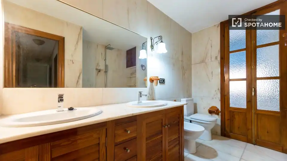Baño de Piso de alquiler en Valencia con Aire acondicionado, Calefacción y Amueblado