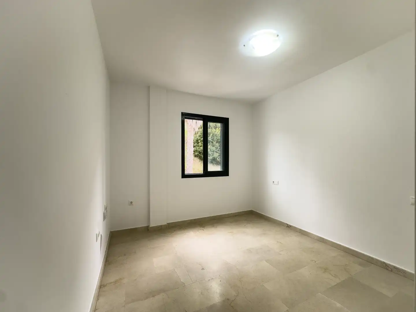 Einfamilien-Reihenhaus zum Verkauf in Manilva mit Terrasse, Abstellraum und Schwimmbad