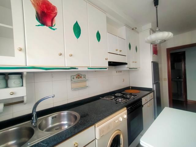 Cuina de Apartament de lloguer en Santiago de Compostela  amb Moblat