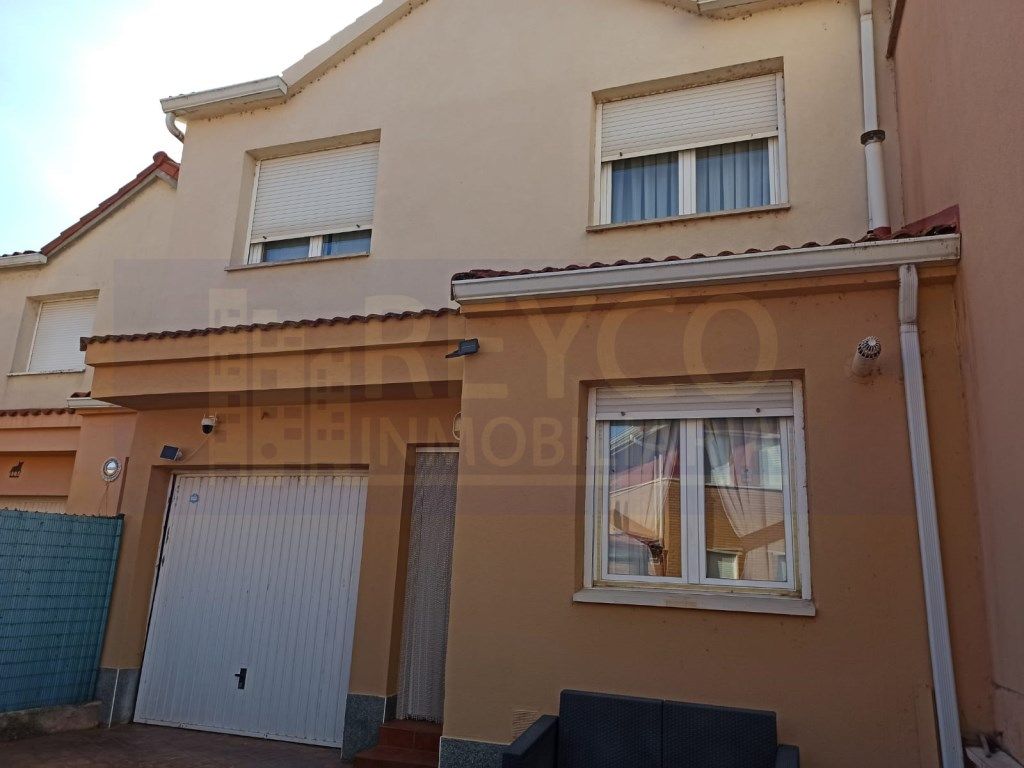 Vista exterior de Casa adosada en venda en Azofra amb Piscina comunitària