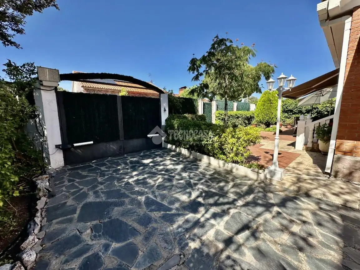 Vista exterior de Casa o xalet en venda en Pioz amb Aire condicionat, Calefacció i Moblat