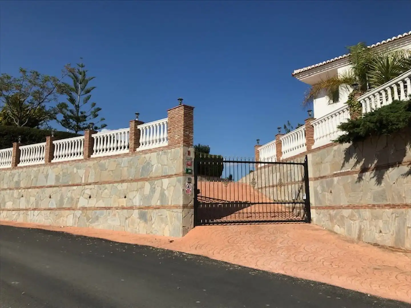 Außenansicht von Einfamilien-Reihenhaus zum Verkauf in Mijas mit Klimaanlage, Terrasse und Abstellraum