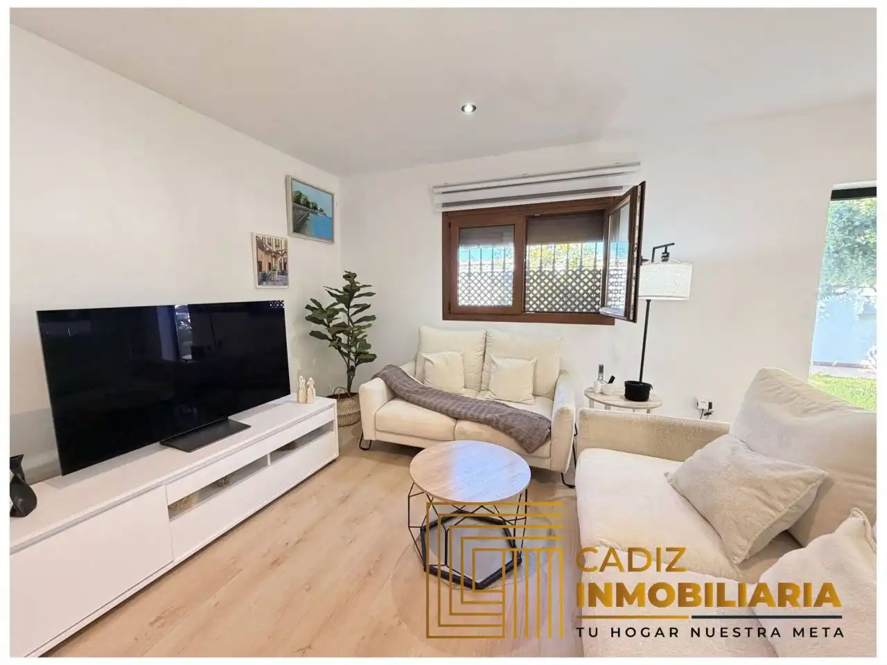 Sala d'estar de Finca rústica en venda en Chiclana de la Frontera amb Aire condicionat, Jardí privat i Terrassa