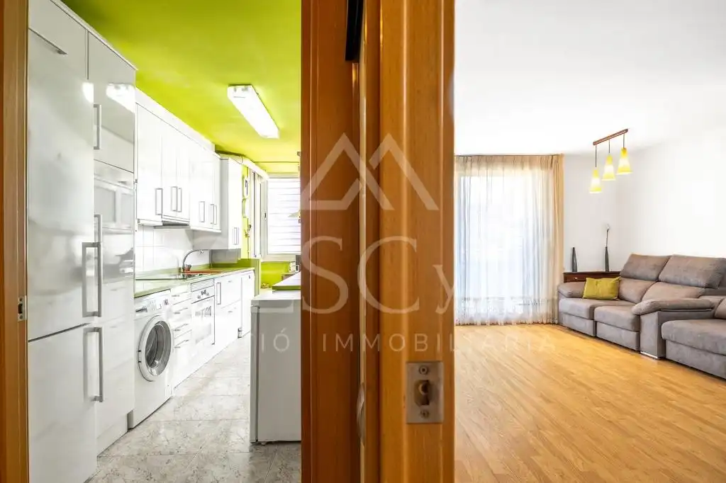 Vista exterior de Piso en venta en Sant Joan Despí con Parquet, Terraza y Balcón