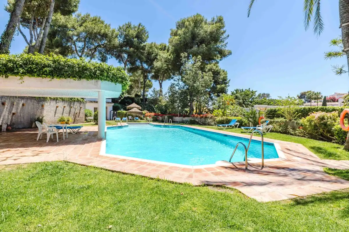 Piscina de Pis en venda en Mijas amb Aire condicionat, Calefacció i Jardí privat