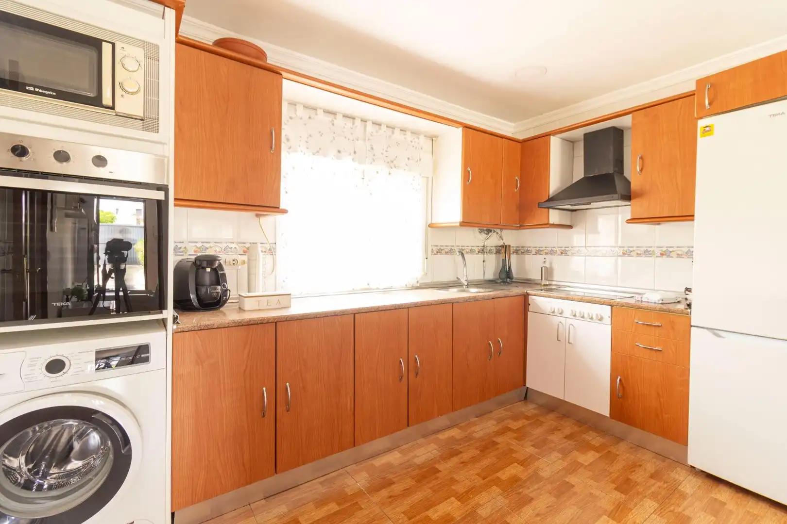 Cuina de Casa o xalet en venda en Chiclana de la Frontera amb Aire condicionat, Jardí privat i Terrassa