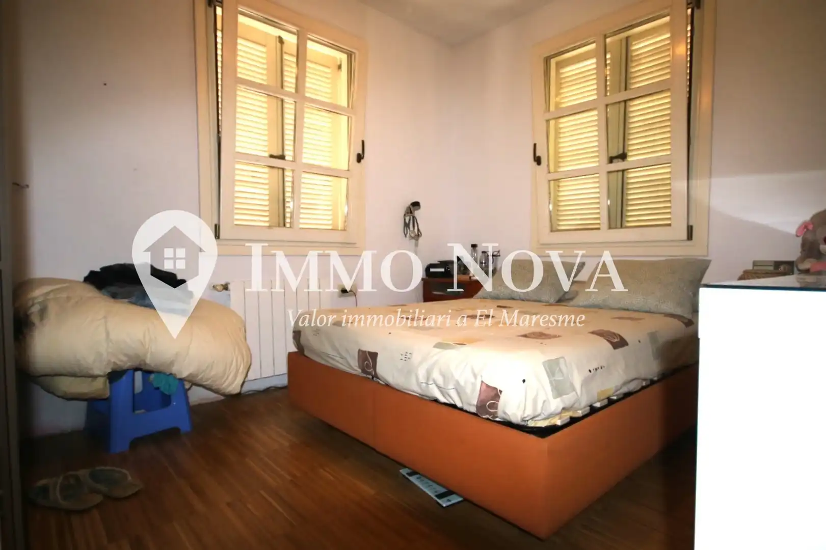 Schlafzimmer von Einfamilien-Reihenhaus zum Verkauf in Mataró mit Klimaanlage, Heizung und Parkett