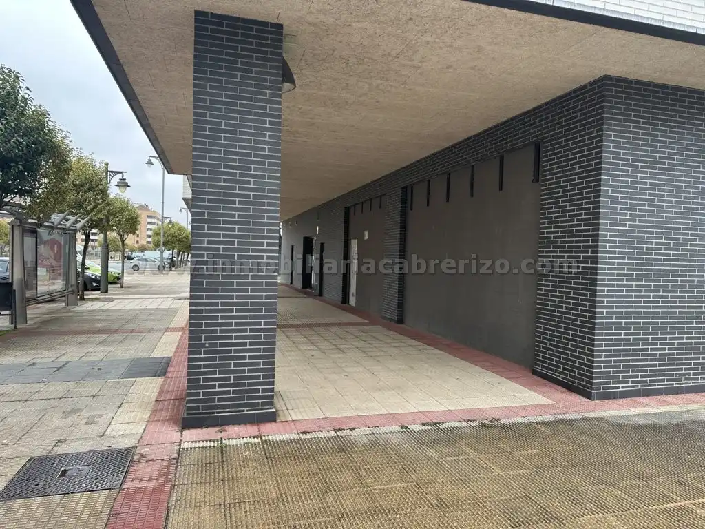 Vista exterior de Local de alquiler en  Logroño