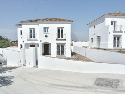 Vista exterior de Casa adosada en venda en Sanlúcar de Barrameda amb Calefacció, Jardí privat i Balcó