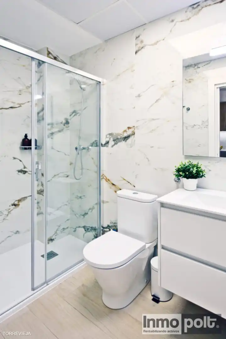 Baño de Piso de alquiler en Torrevieja con Aire acondicionado, Calefacción y Amueblado