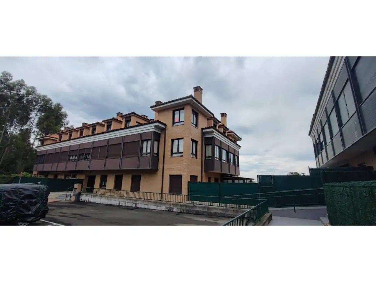 Vista exterior de Àtic de lloguer en Llanes amb Calefacció, Terrassa i Moblat