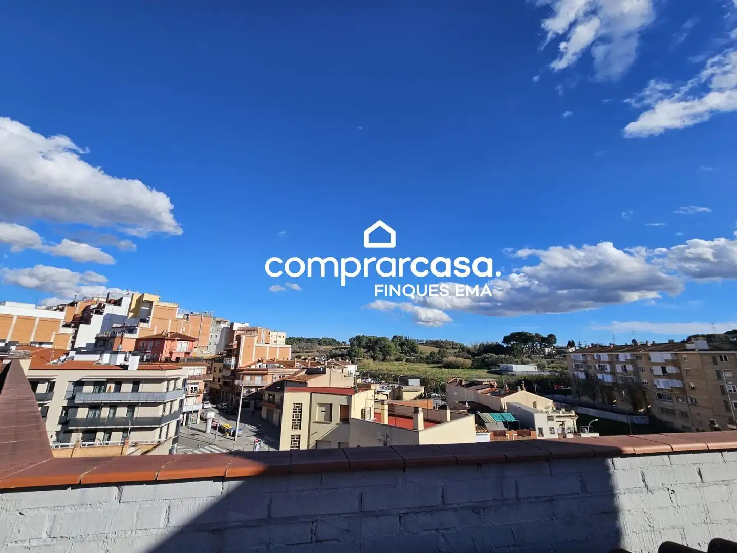 Vista exterior de Àtic en venda en Rubí amb Terrassa, Balcó i Piscina comunitària