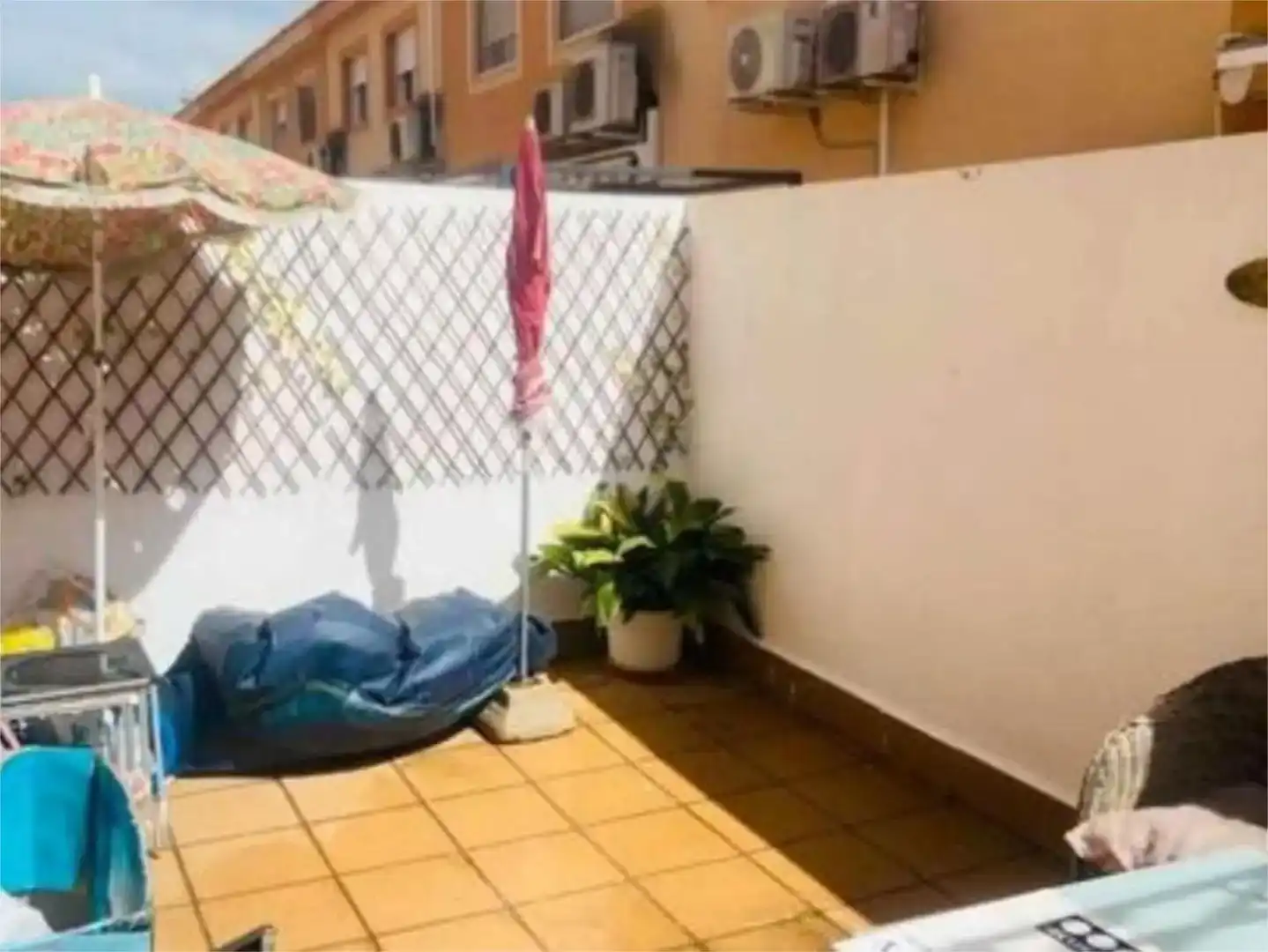 Terrasse von Einfamilien-Reihenhaus zum Verkauf in Polop mit Klimaanlage und Schwimmbad