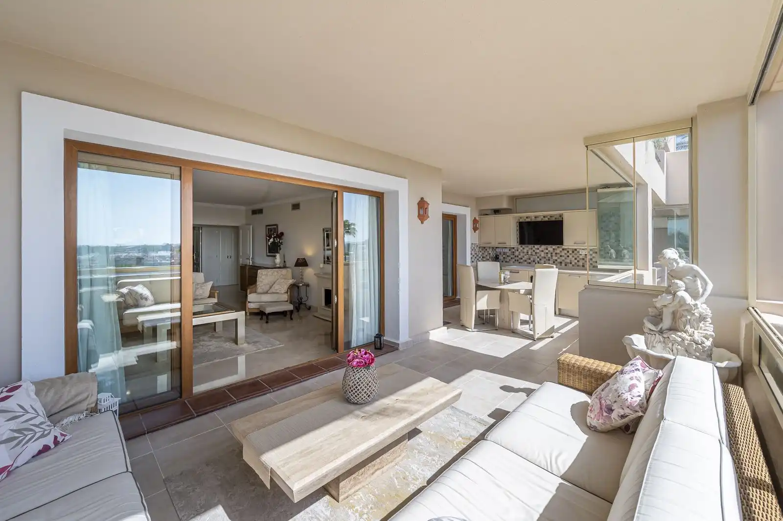 Sala de estar de Apartamento en venta en Estepona con Terraza, Trastero y Amueblado