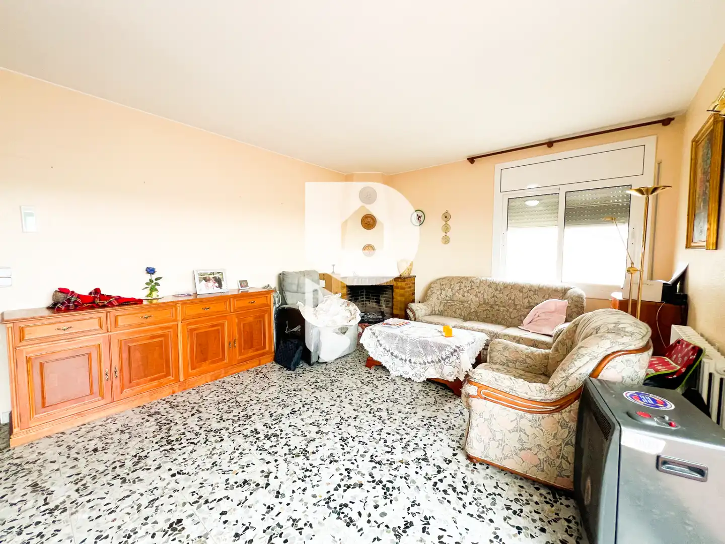 Sala d'estar de Casa o xalet en venda en Torrelles de Llobregat amb Aire condicionat, Calefacció i Jardí privat