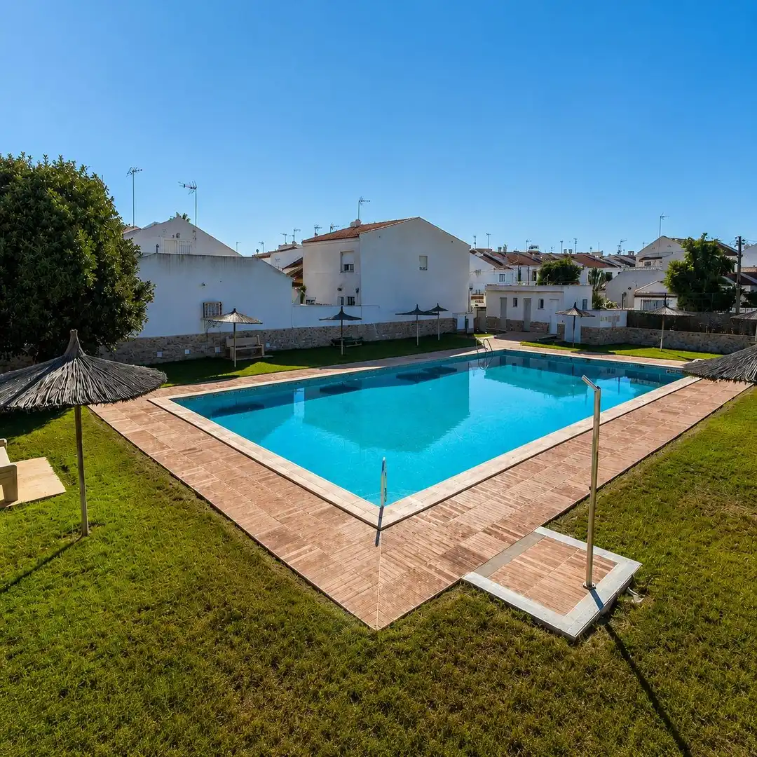 Piscina de Casa adosada en venta en Torrevieja con Aire acondicionado, Jardín privado y Terraza