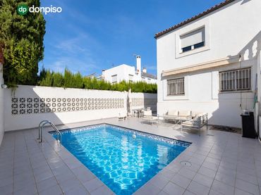 Casa amb piscina en venda a Calle MADROÑOS UR.MONTELUZ