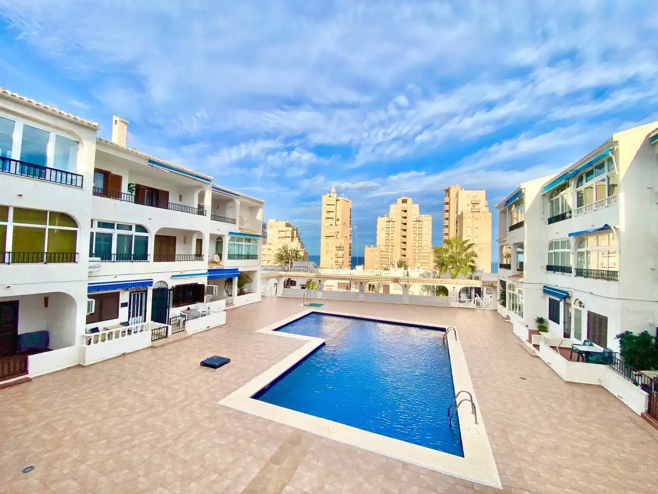 Schwimmbecken von Wohnung zur Miete in Torrevieja mit Klimaanlage, Terrasse und Schwimmbad