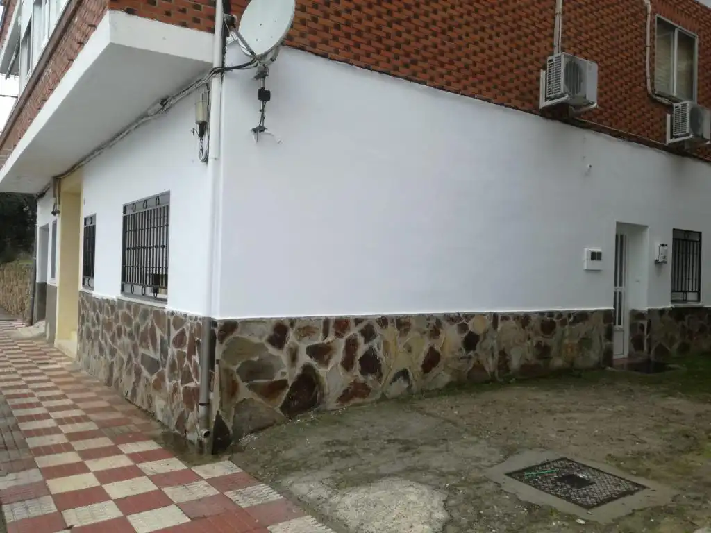 Vista exterior de Local en venta en Valdeobispo