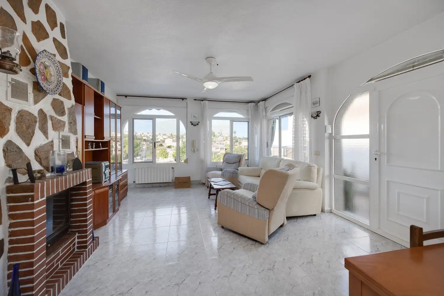 Sala de estar de Casa adosada en venta en Torrevieja con Aire acondicionado, Calefacción y Jardín privado