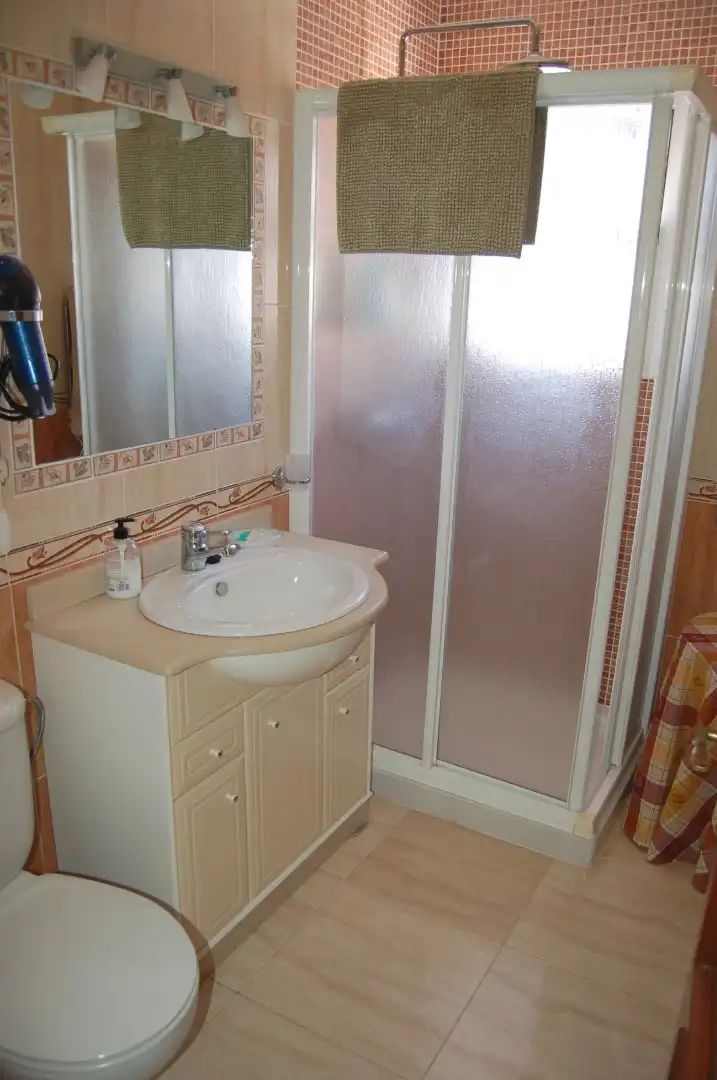 Badezimmer von Einfamilien-Reihenhaus zum Verkauf in Nerja mit Klimaanlage, Heizung und Terrasse