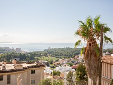 Casa aparellada amb piscina en venda a Ponent