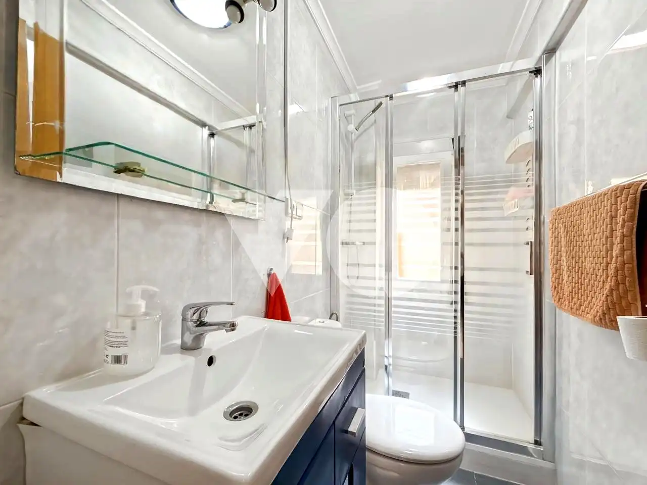 Badezimmer von Wohnung zum Verkauf in Madrid mit Klimaanlage und Heizung