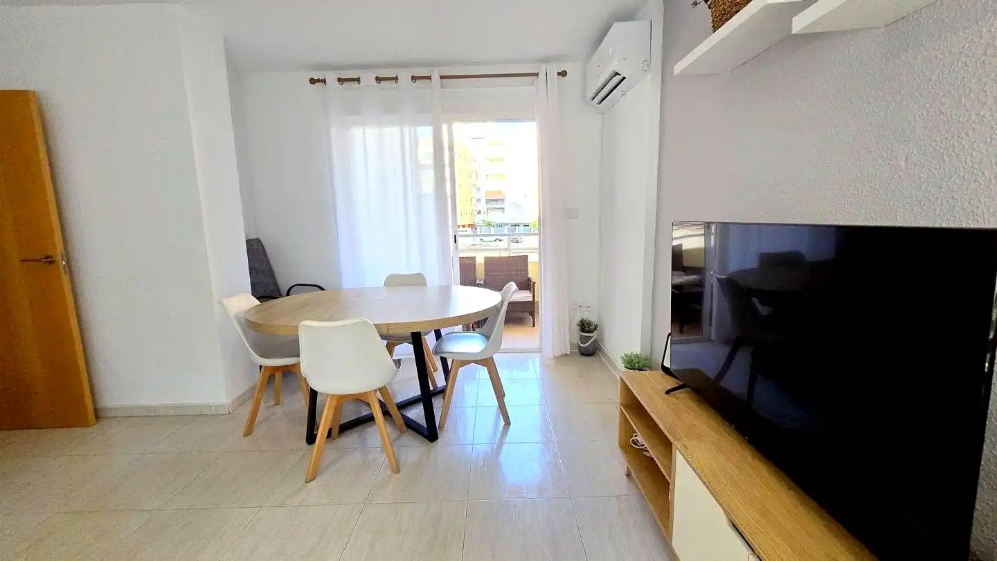 Sala de estar de Apartamento de alquiler en Gandia con Aire acondicionado, Terraza y Piscina comunitaria