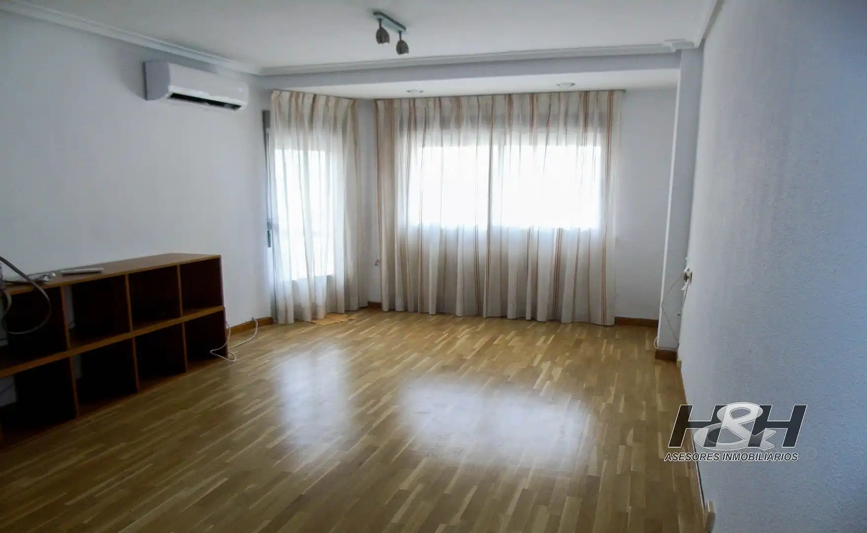 Sala d'estar de Pis de lloguer en Burjassot amb Parquet i Balcó