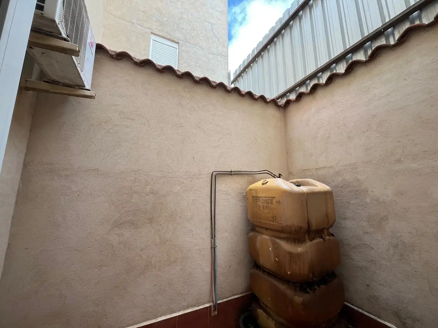 Vista exterior de Casa adosada en venta en Argamasilla de Alba con Alarma