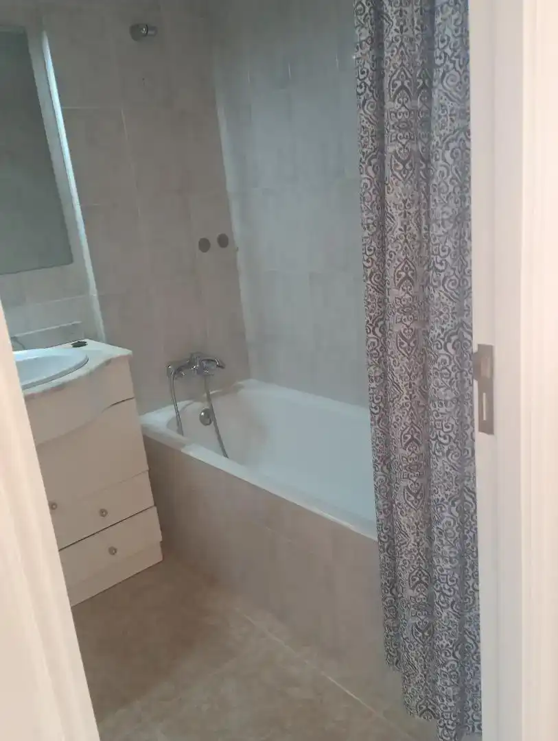 Badezimmer von Erdgeschoss zur Miete in Madrid mit Klimaanlage und Ofen