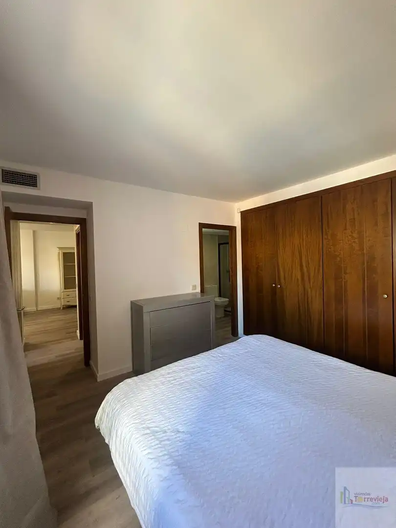 Dormitori de Apartament de lloguer en Torrevieja amb Aire condicionat, Calefacció i Terrassa