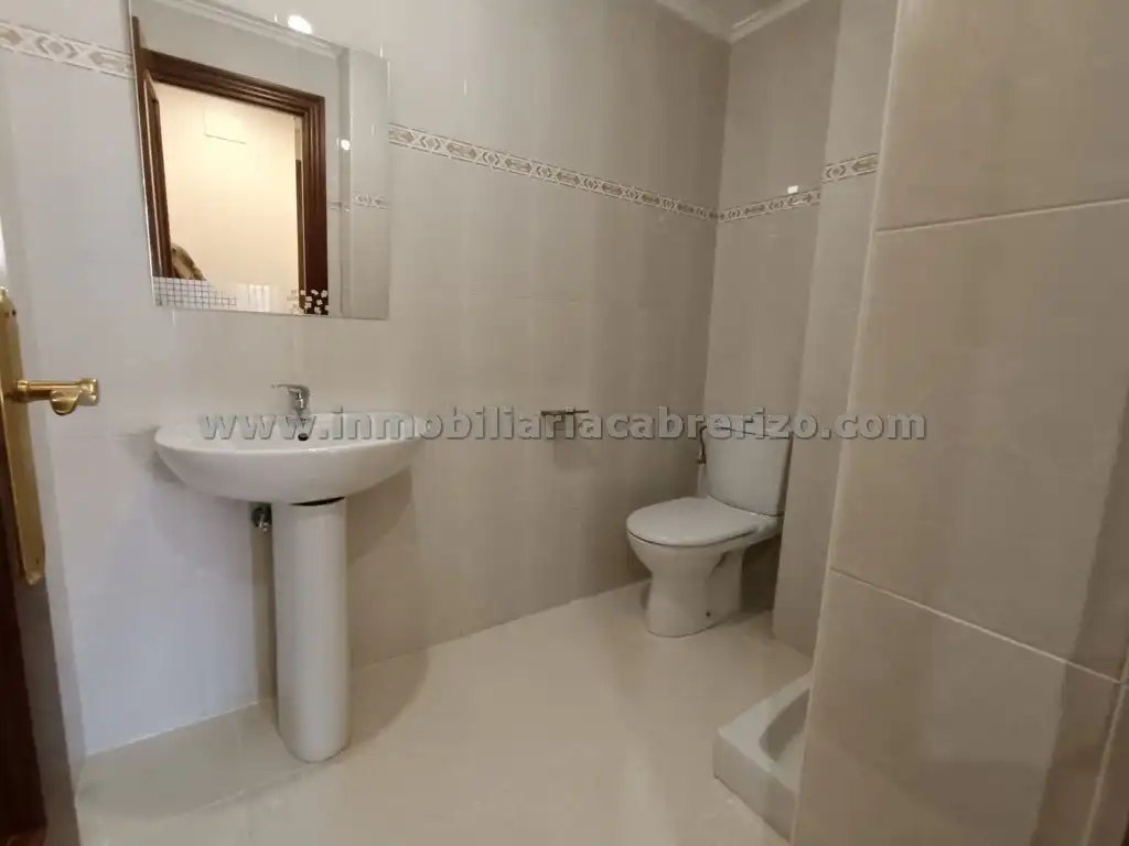 Baño de Apartamento en venta en Lardero con Calefacción, Parquet y Terraza